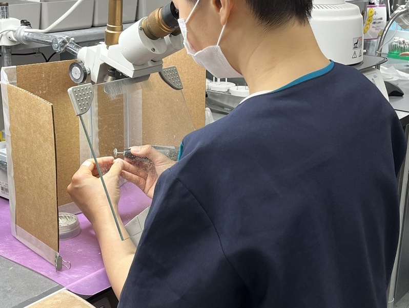 研磨で補綴物を精密に仕上げる作業