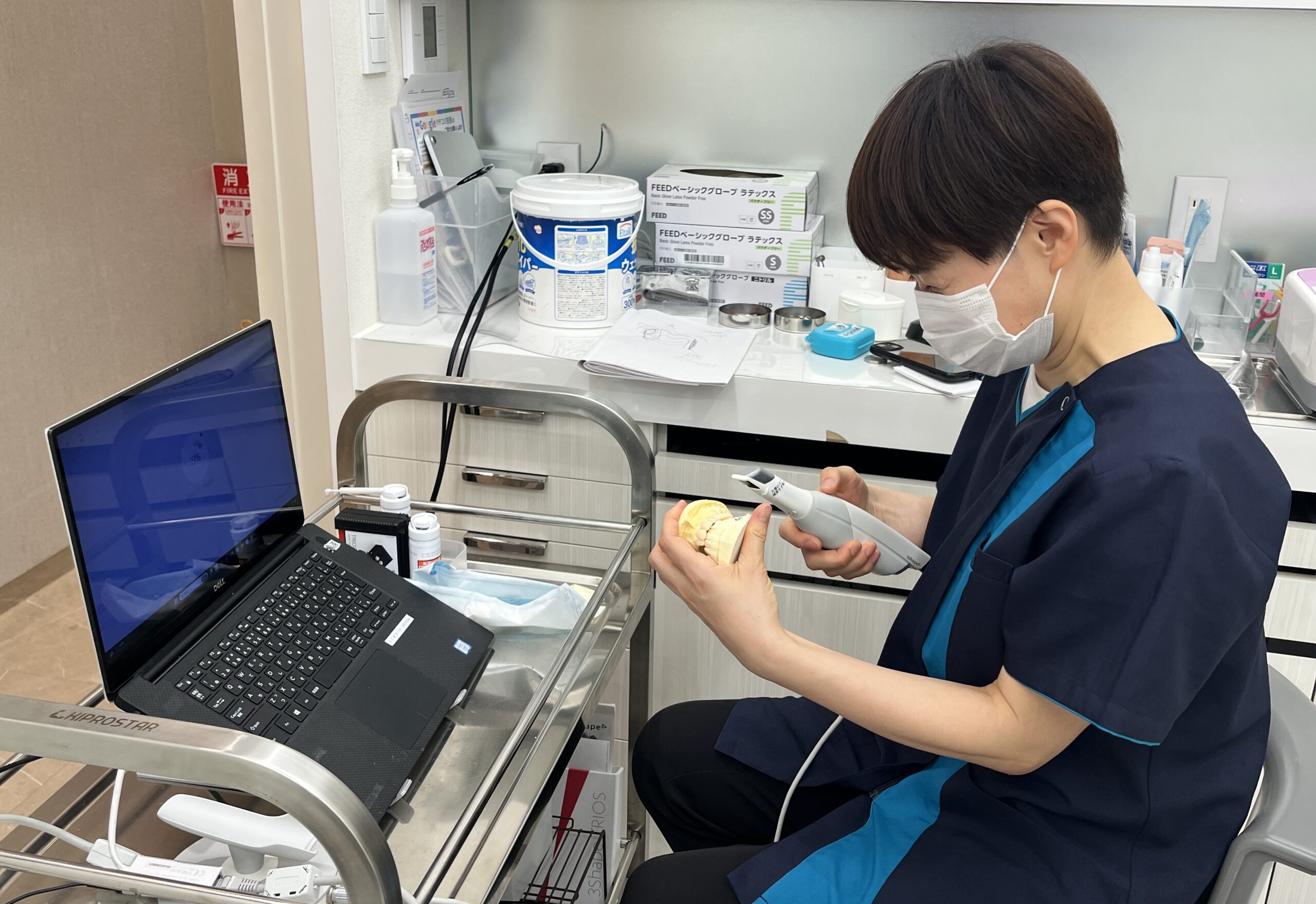口腔内スキャナーで模型をスキャンする歯科技工の実習