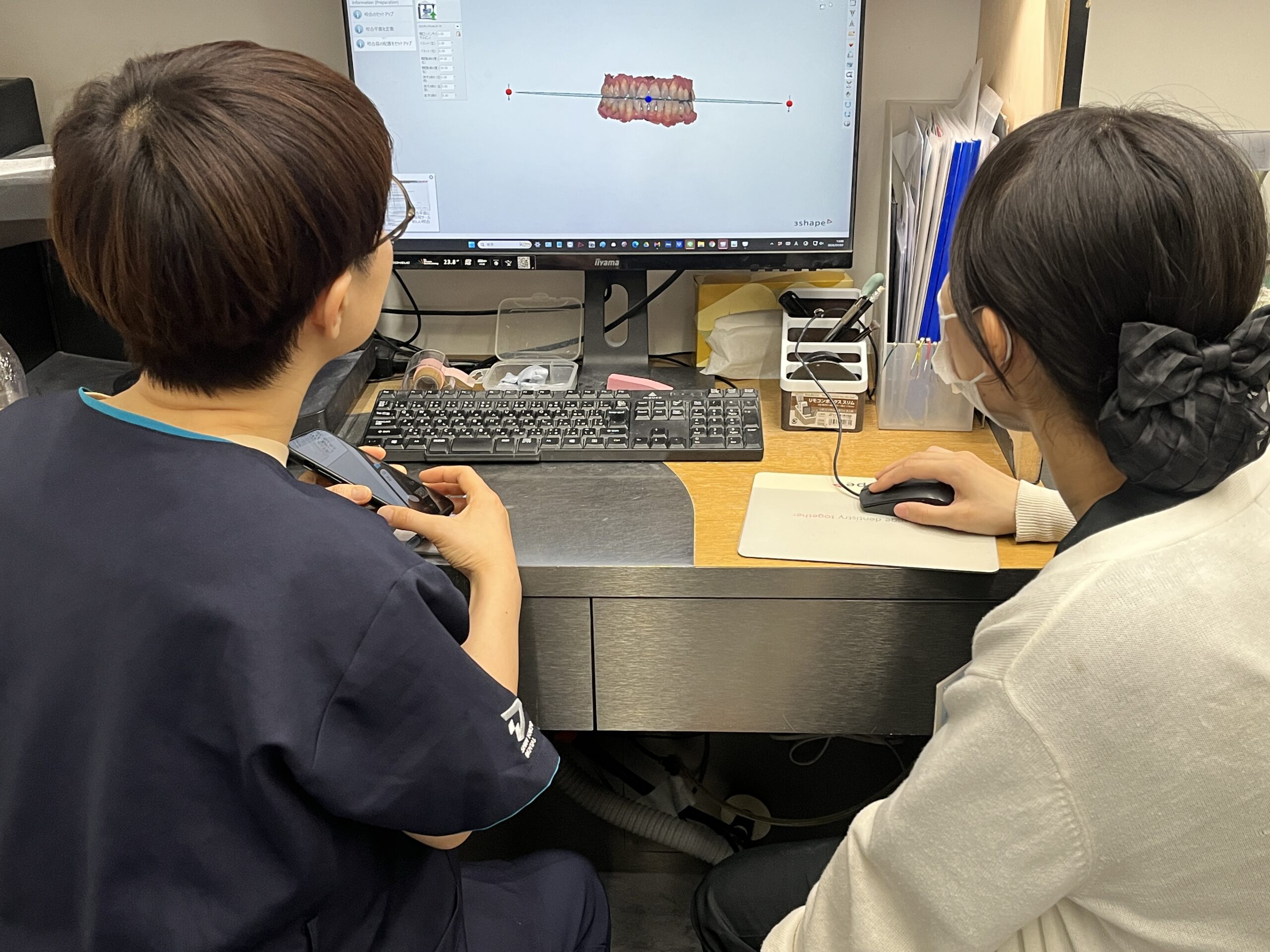 パソコン上で被せ物を設計するCADデザインの実習