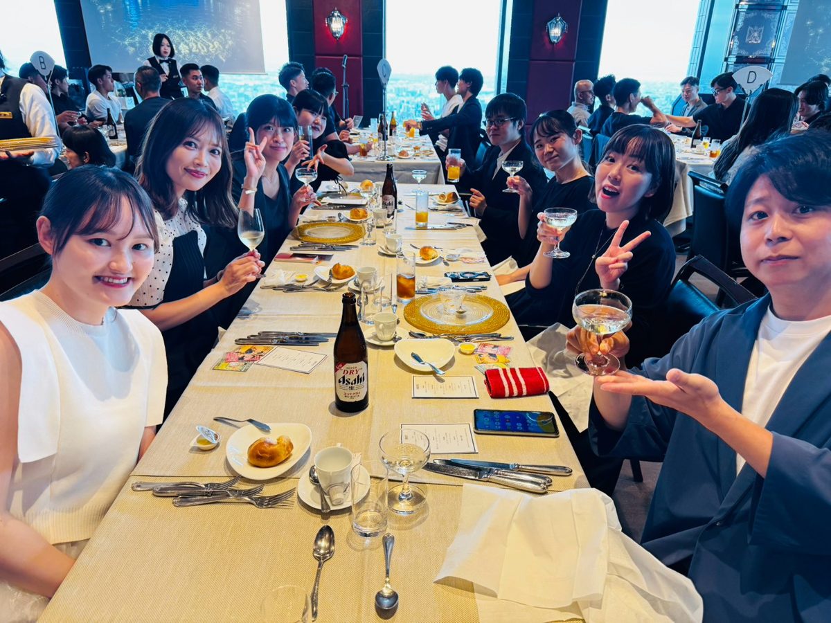納涼祭の会食で乾杯するまつばら歯科のスタッフ｜東村山の歯医者