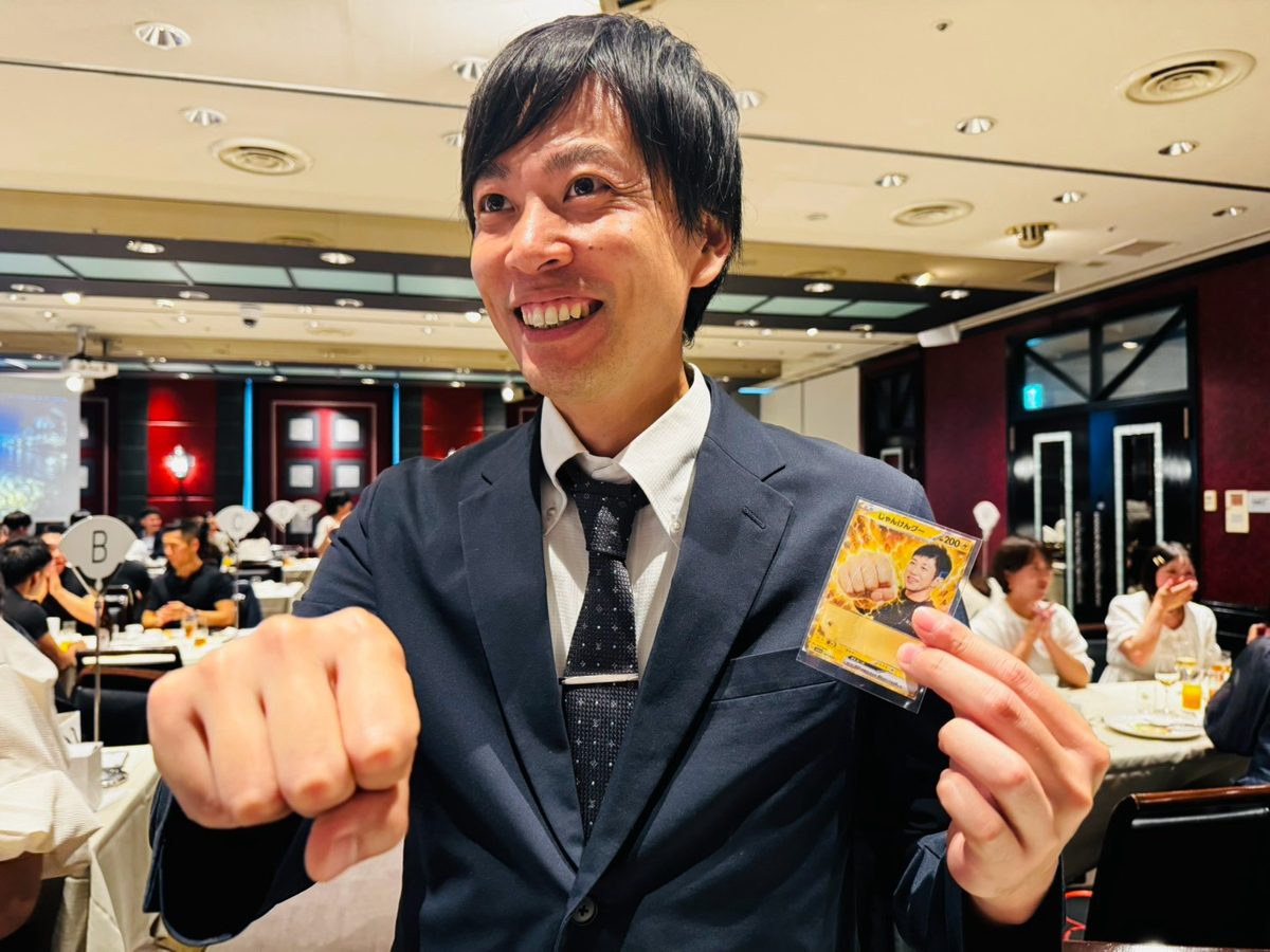 じゃんけんカード大会でカードを手にポーズをとるスタッフ｜秋津の歯医者 まつばら歯科