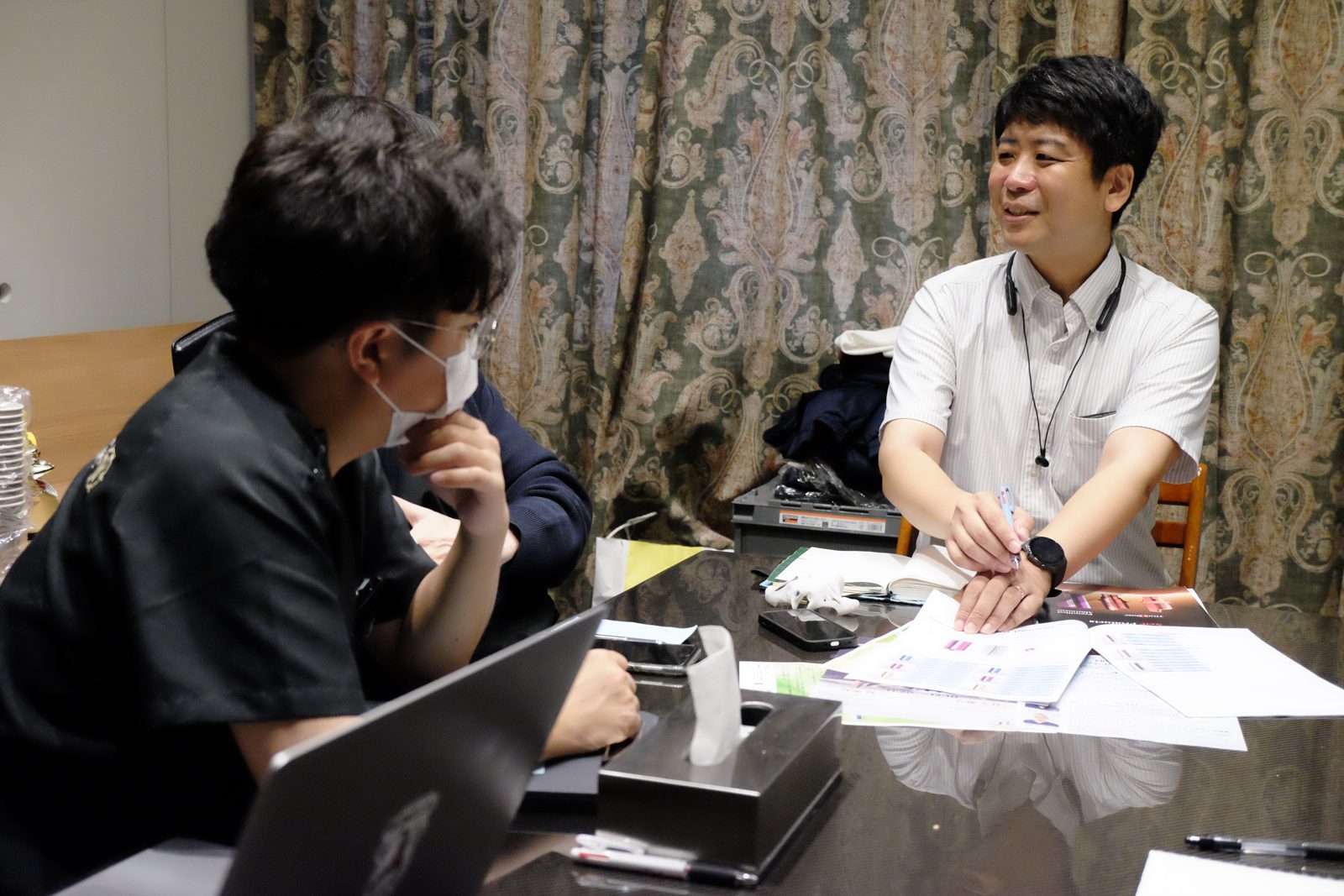 スタッフの質問に答える講師｜新秋津 歯医者 インプラント